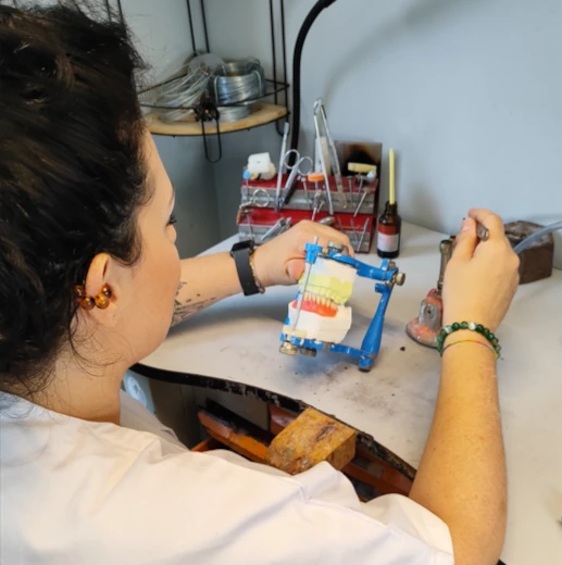 Réalisation, réparation et ajustement de prothèses dentaires à Auvelais