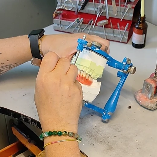 Réalisation, réparation et ajustement de prothèses dentaires à Auvelais